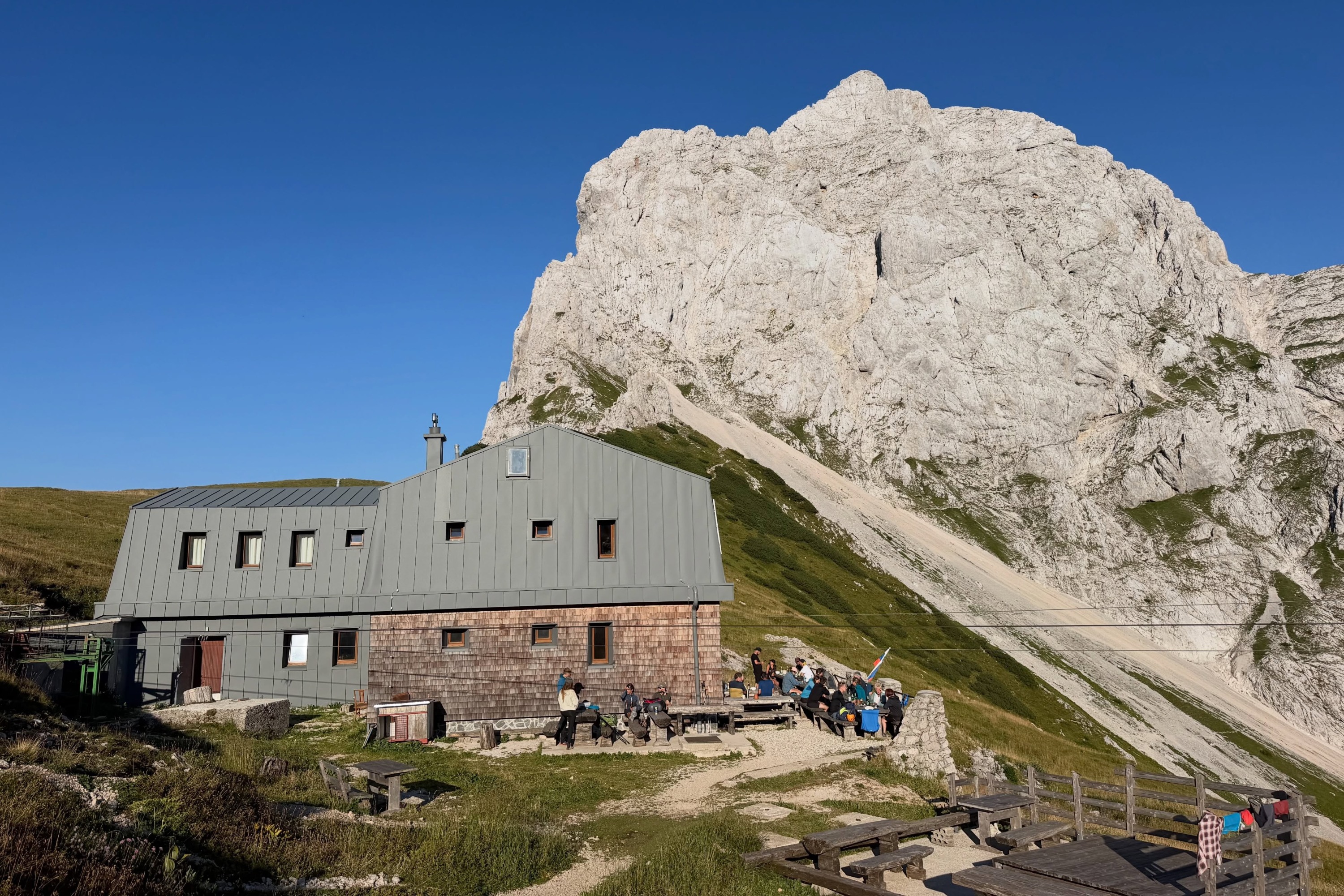 kamniska-koca-na-kamniskem-sedlu