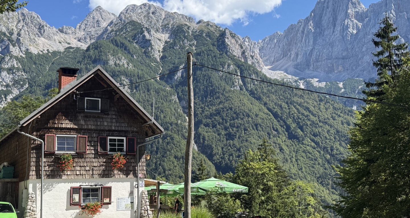Bi želel/a živeti in delati v gorah? Mihov dom išče nove sodelavce!